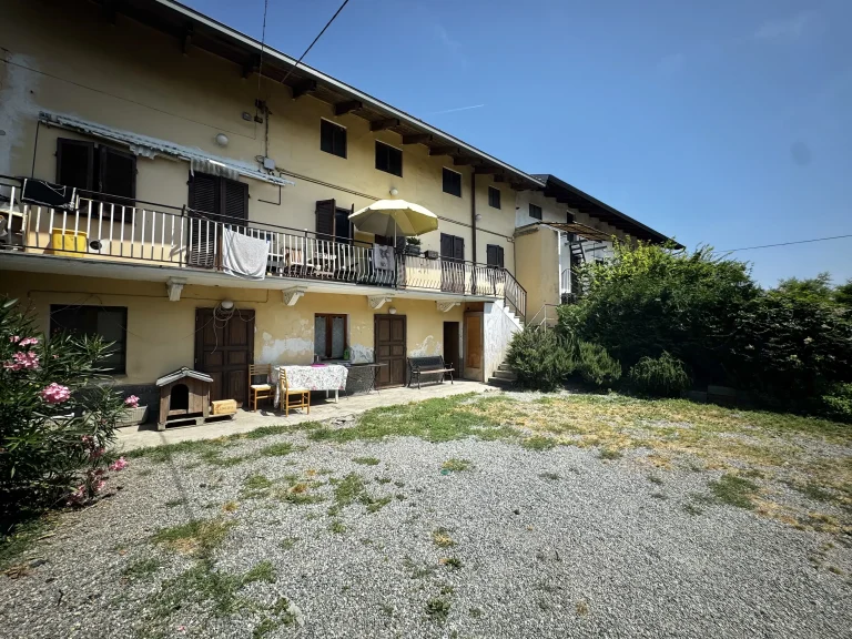 ivrea - appartamento con giardino