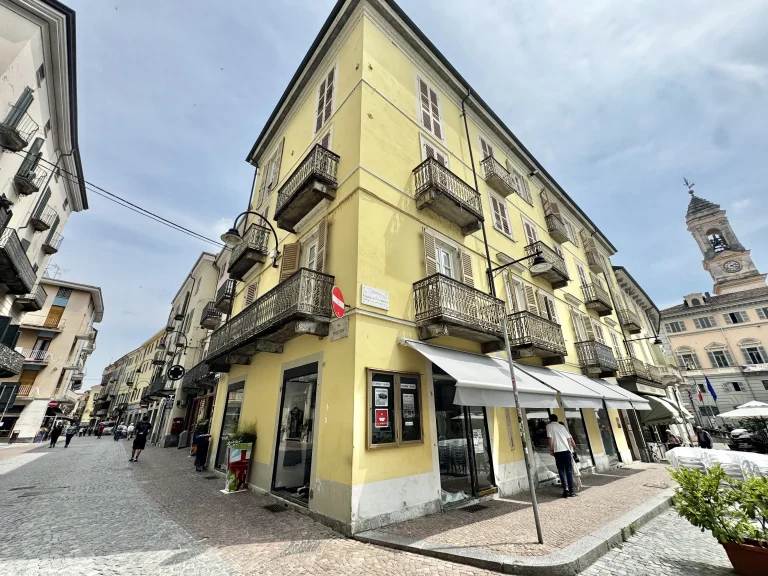 ivrea - ufficio in piazza di citta