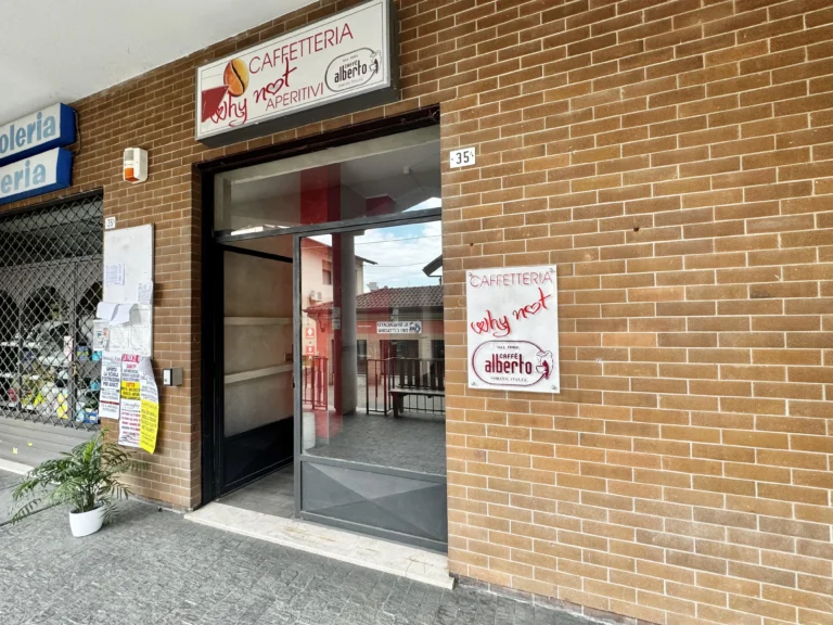 strambino - locale commerciale con vetrina