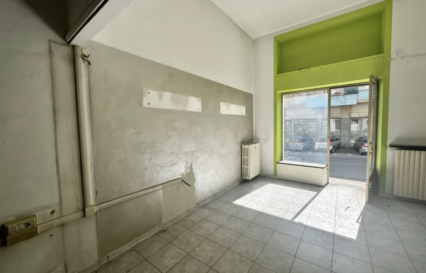 Ivrea - negozio in via miniere