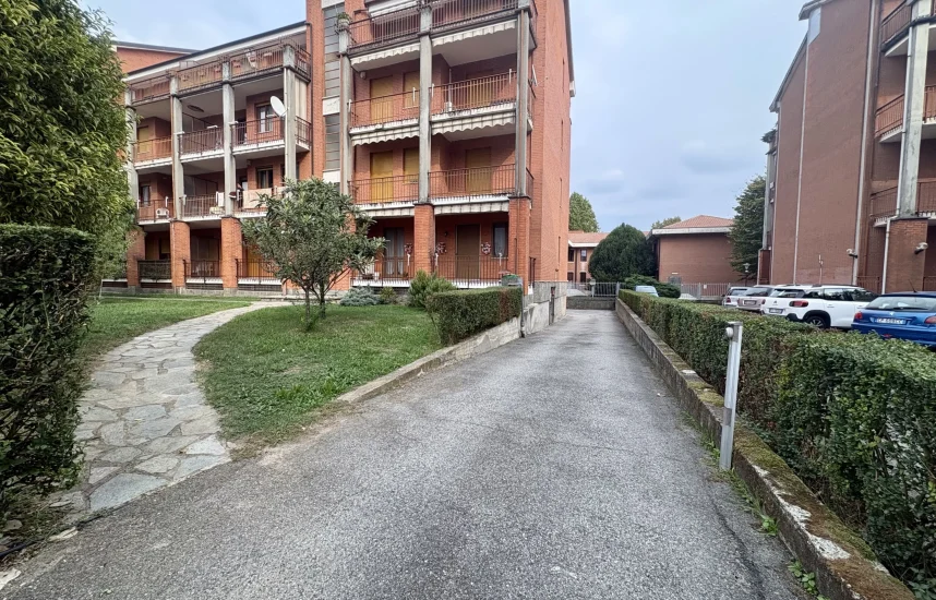 Strambino - Trilocale in centro con box auto