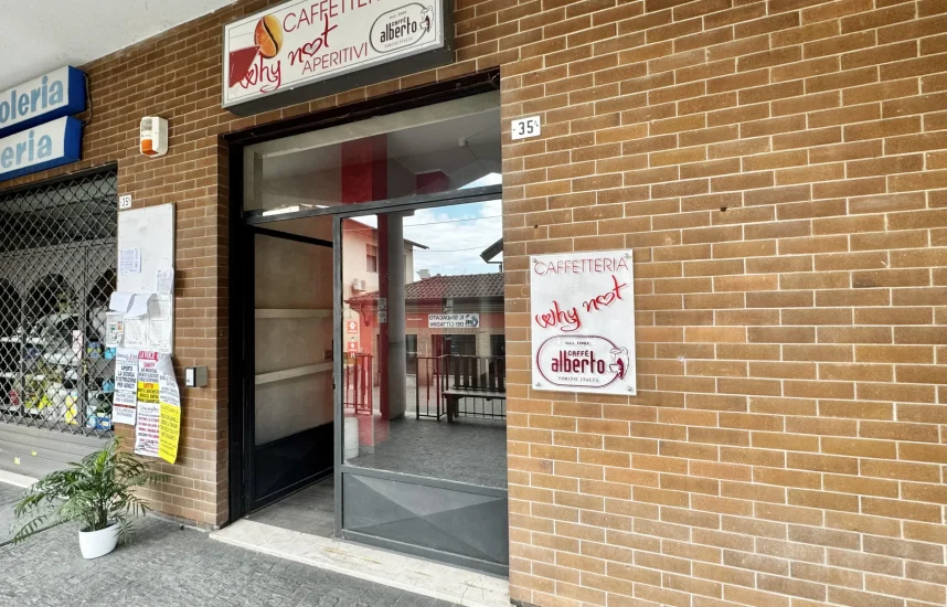 strambino - locale commerciale con vetrina